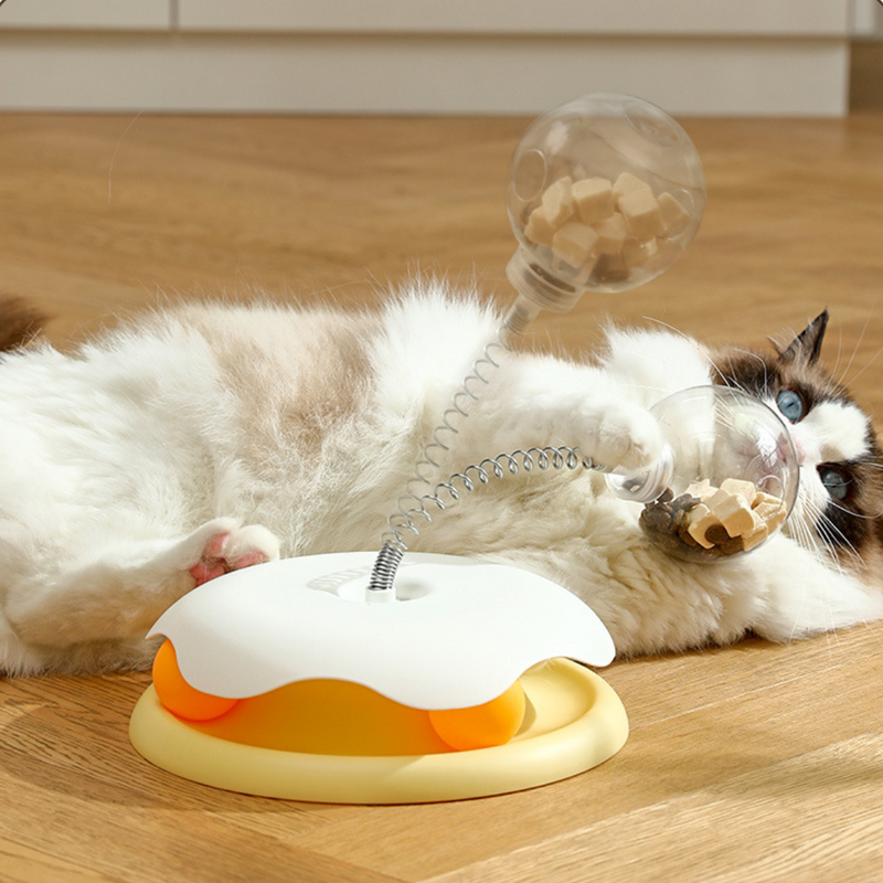 A bola do dispensador de vazamento de guloseimas para gatos rastreia brinquedos