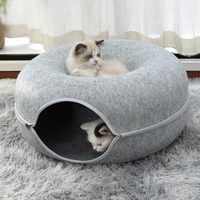 Cama túnel de fieltro para gatos y donuts