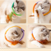 Kat kauwt op bijt touwspeelgoed pop veer