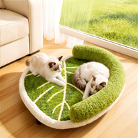 Leaf-shaped cat scratcher lounge bed detail view