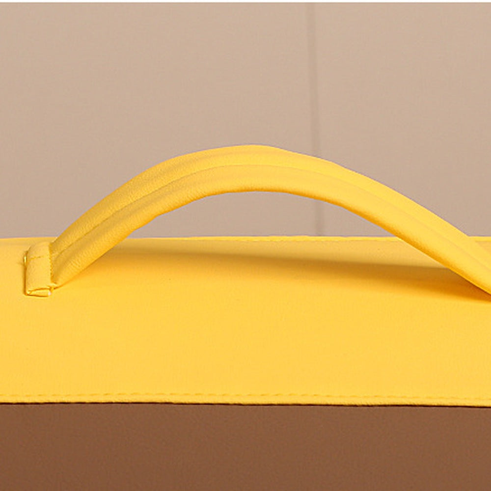 Sturdy carry handle on top of the pet bed