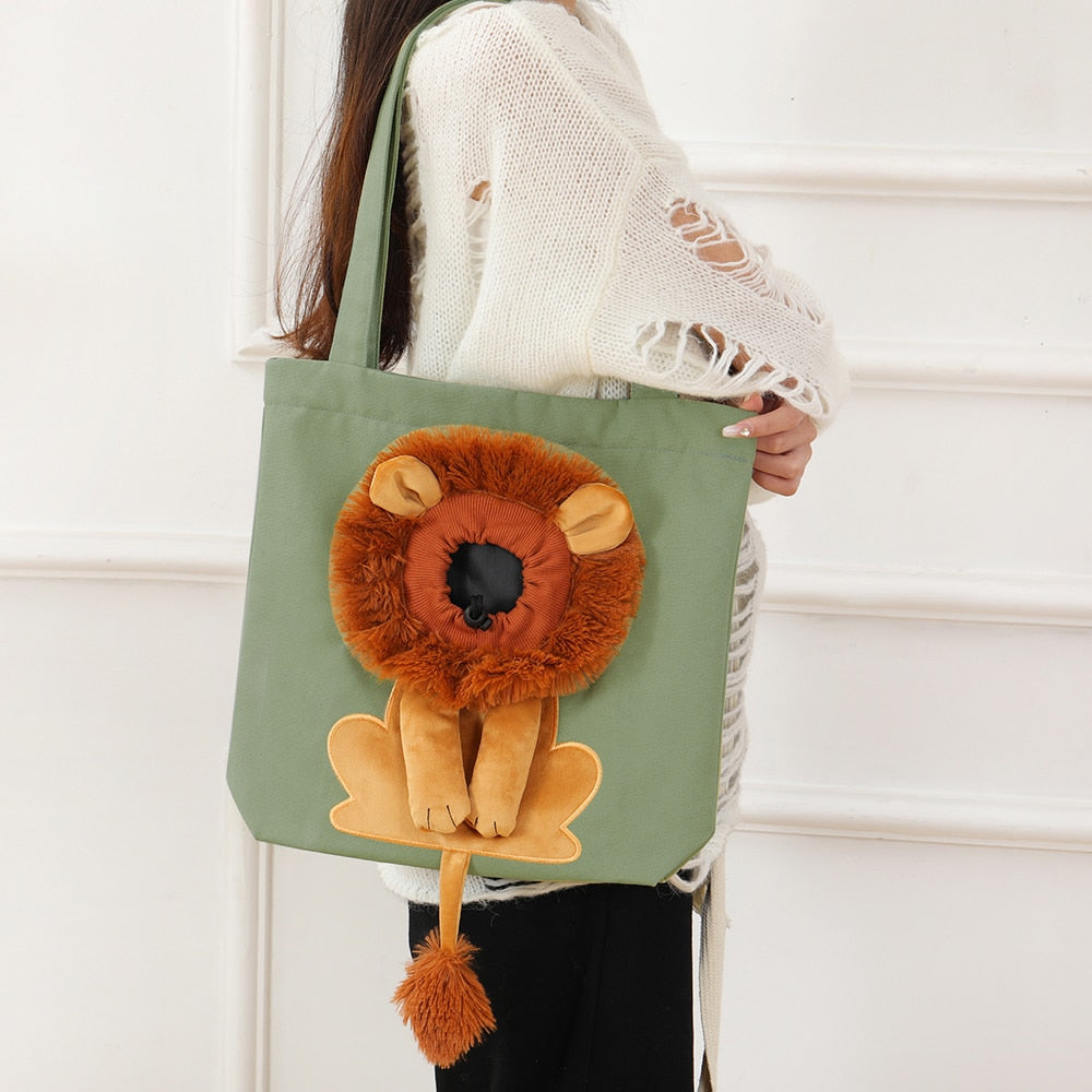 Gato em formato de leão carregando bolsa de lona para transporte de animais de estimação