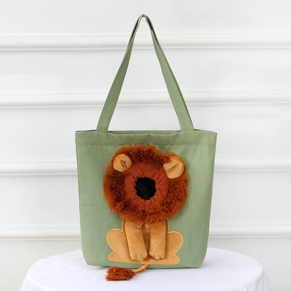 Gato em formato de leão carregando bolsa de lona para transporte de animais de estimação